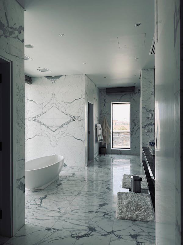 Carrelage salle de bain en pierre et marbre : luxe et style